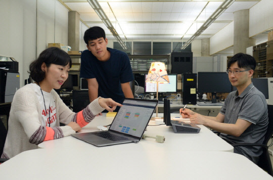 ETRI 소속인 KSB융합연구단 연구자들이 프레임워크 SW의 정식버전인 '비아이'에 대한 테스트를 진행하고 있다.  ETRI 제공